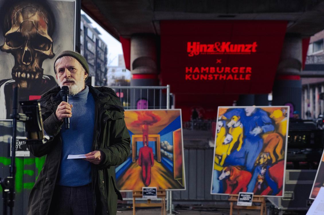 Jrn Sturm , Geschftsfhrer von Hinz&#38;Kunzt, bei der Erffnung der 'Homeless Gallery' (Bild: Mantikor/Philipp und Keuntje)
