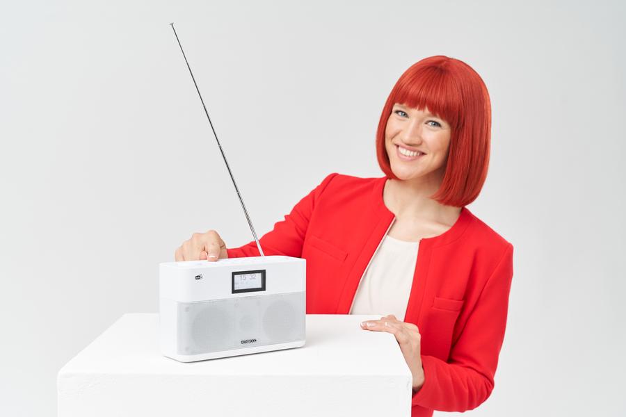 Miss IFA präsentiert ein Digitalradio von JVC Kenwood