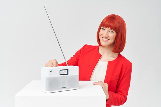 Miss IFA präsentiert ein Digitalradio von JVC Kenwood (Bild: IFA)