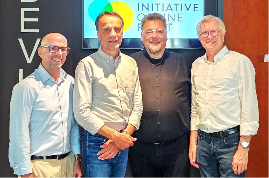 V.l.n.r.: Ulrich Schätzl (IOP-Vorstand), Christoph Wenk-Fischer (Hauptgeschäftsführer Bundesverband E-Commerce und Versandhandel), Bernd Zipper (IOP-Vorstandsvorsitzender) und Roland Keppler (IOP-Vorstand))