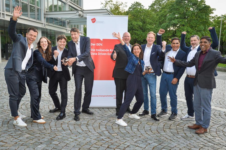 Philipp Geusendam, Sina Katharina Bohn, Eldin Thomas, Ralph Langner (R+V Versicherung), Martin Nitsche (DDV), Christina Freiberger-Huber, Markus Nowatius, Kaylan Nallapaneni, Ullrich Mittermeier, Praveen Tunki (Rohde & Schwarz) freuen sich über die Auszeichnung mit dem EDDI-Award vor dem Weitblick in München.