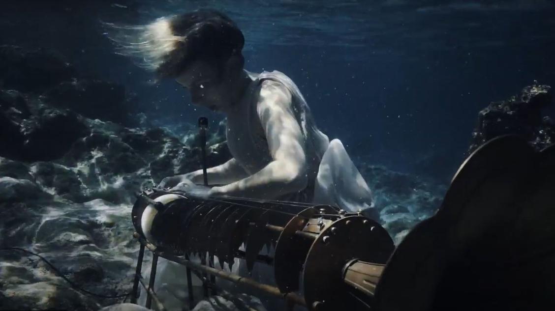 Eine Musikerin von Between Music spielt die Ode unter Wasser. (Bild: United4Rescue)