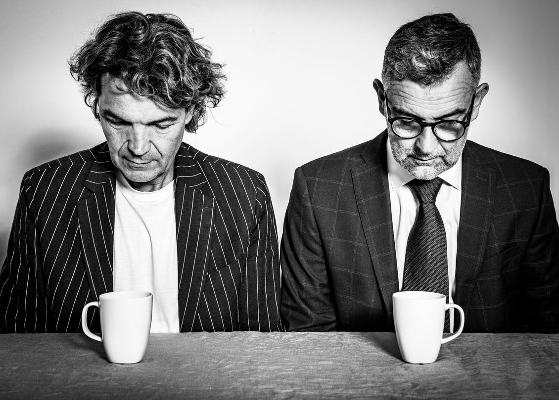 Die glückliche Conteam-Agenturführung: David Eichler (Gesellschafter, links), Frank Müller (geschäftsführender Gesellschafter, rechts), Kaffetassen (voll, vorne) (Bild: Conteam)