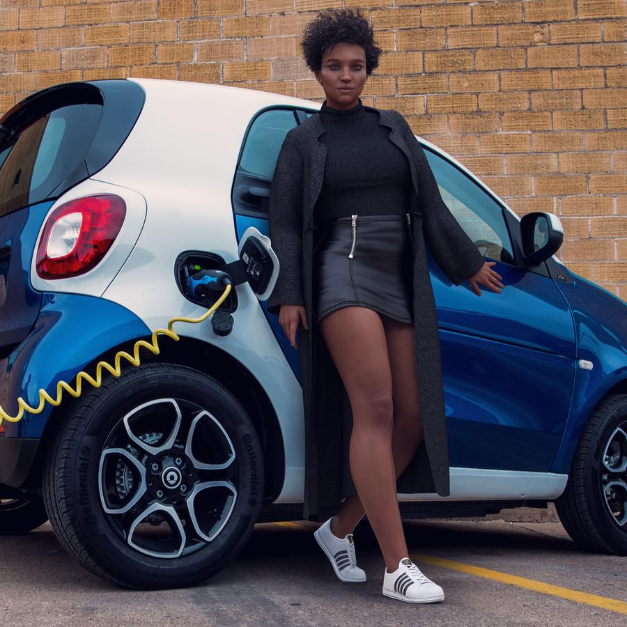 Deutlich gephotoshoppt: Die virtuelle Influencerin Brenn vor einem smart (Bild: Daimler AG)