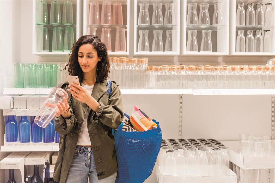 Ikea-KundInnen können mit der App-Funktion in der Filiale ihre Lieblingsprodukte gleich einscannen und später an der Kasse bezahlen - ohne Warteschlange.