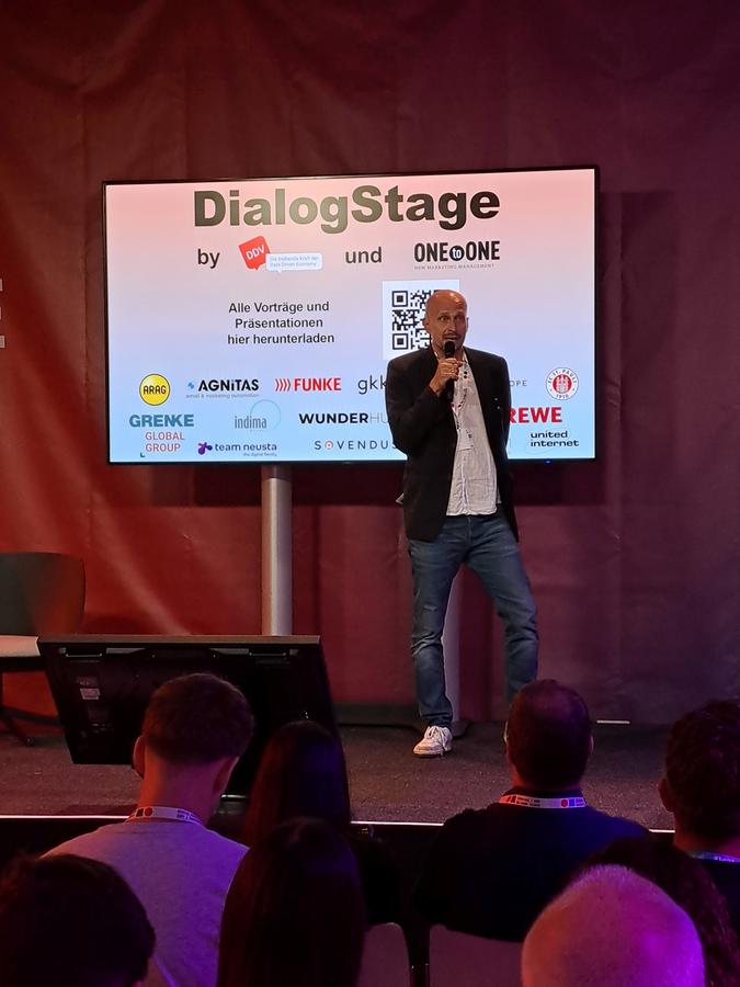 Analyst Sebastian Halm moderierte zusammen mit Dominik Grollmann  auf der Dmexco 2023 die DialogArea (Bild: DDV)