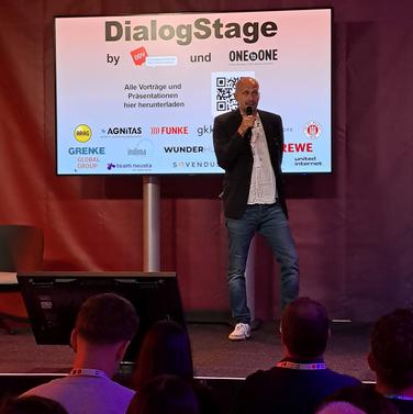 Analyst Sebastian Halm moderierte zusammen mit Dominik Grollmann  auf der Dmexco 2023 die DialogArea (Bild: DDV)