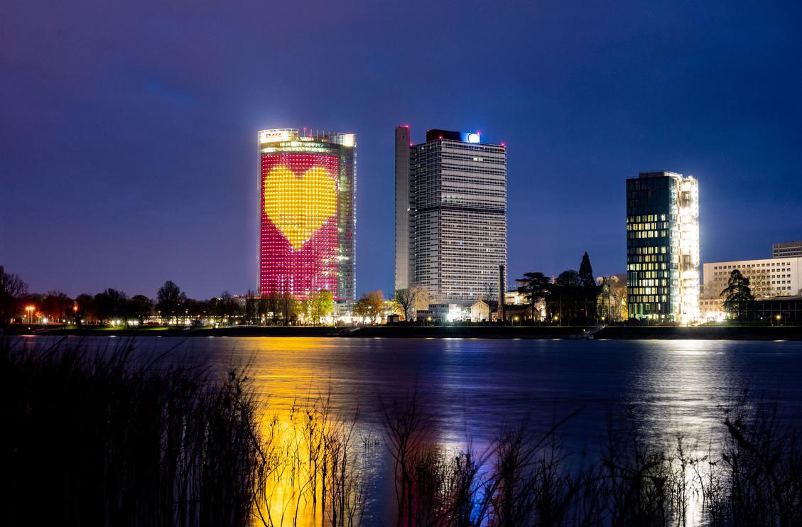 Auch die Deutsche Post sendet ein Zeichen zur Solidarität in der Corona-Krise und illuminiert den Post Tower. (Bild: Deutsche Post)