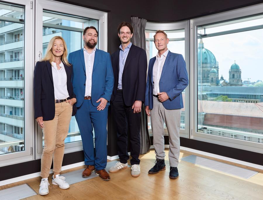 Führungswechsel bei Scholz &#38; Friends Reputation: (v.l.): Christiane Stöhr, Joris-Johann Lenssen, Thomas Sommereisen, Dr. Norbert Taubken (Bild: Julia Merkel)