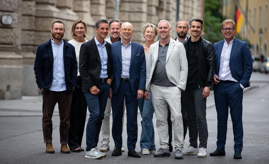 Gruppenfoto elaboratum - Von links nach rechts:  Marco Schulz (Managing Partner, elaboratum), Elin Kiw (Partner & Head of Communication, Eidra), Rainer Volland (Managing Partner, elaboratum), Christer Björk (Partner & Head of Commercial, Eidra), Prof. Dr. Klaus Gutknecht (Founder, elaboratum), Frida Lundh (Chief People & Culture Officer, Eidra), Mattias Olofssen (CEO, Eidra), Joachim Stalph (Managing Partner, elaboratum), Dr. Philipp Spreer (Managing Partner, elaboratum), Thorsten Harras (Managing Partner, elaboratum)