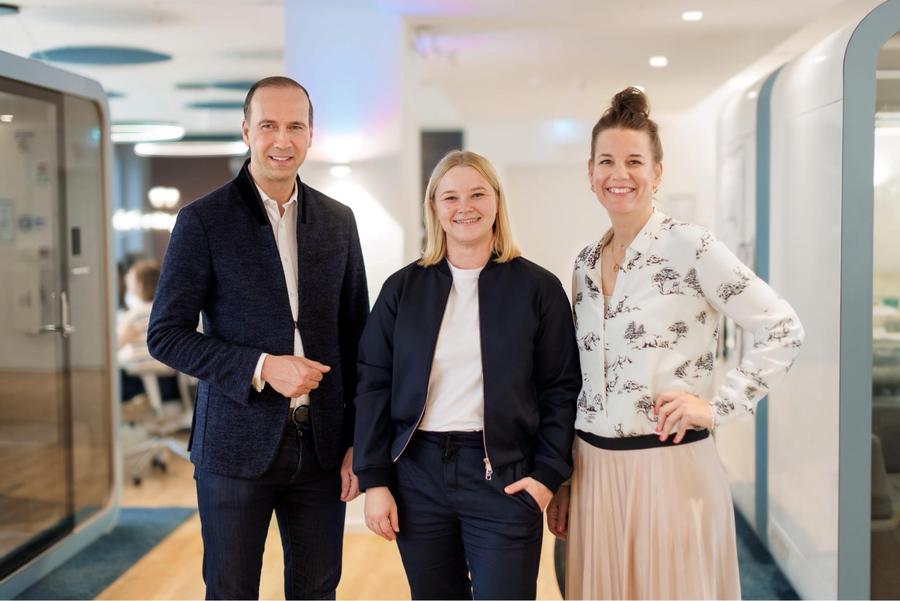 Gründer und CEO Tilo Bonow (li.), Unit Director Carina Goldschmid (M.) und COO Daniela Harzer leiten die PR-Agentur Piabo. (Bild: Robert Lehmann)