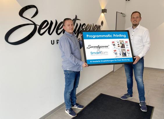 Aktivieren gemeinsam mehr Kunden: Tomasz Stefanowski, Betriebsleitung  Seventyseven (links) und Johannes van de Loo, Smartcom (Bild: Smartcom/Seventyseven)