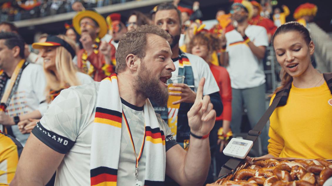 Bargeldlos auch im Fußballstadion. (Bild: Visa 2019)