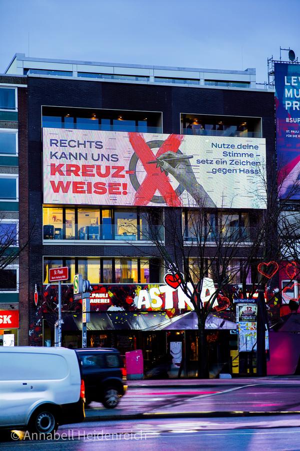 Hohe Sichtbarkeit mitten auf der Hamburger Reeperbahn: Der Coworking Space &#34;Hamburger Ding&#34; zeigt die Kampagne auf seiner Mediawall und erreicht damit bis zu 10 Millionen Kontakte bis zur Wahl (Bild: rock&stars)