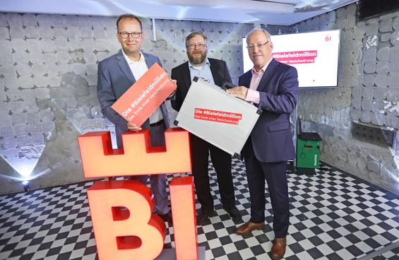 Martin Knabenreich, Achim Held und Oberbürgermeister Pit Clausen. (Bild: Bielefeld Marketing)