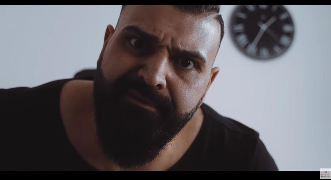 Vito Pirbarazi spielt im Spot &#34;Don Vito&#34;. (Bild: Goldenstein Rechtsanwälte)