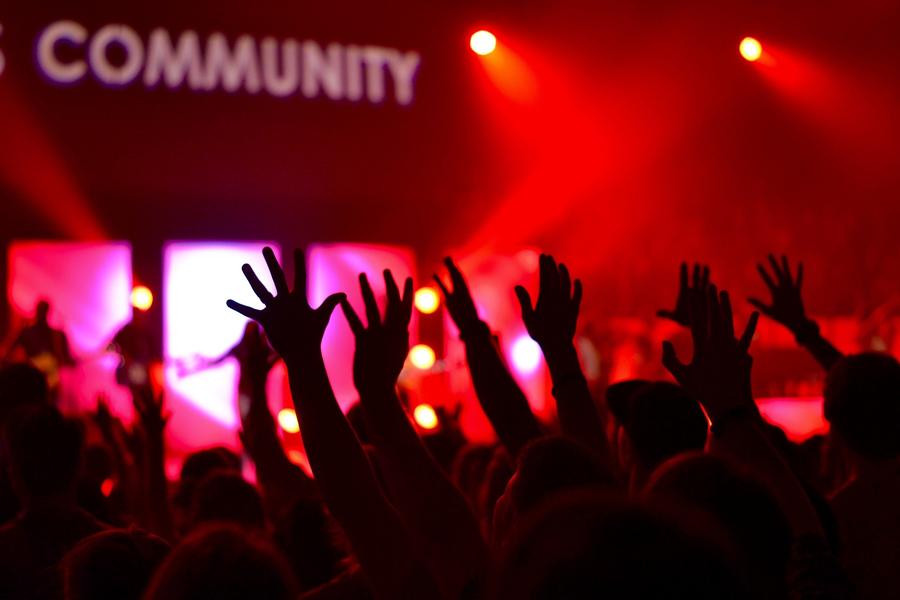 Es muss ja nicht immer ein Großkonzert sein: Liveblogging belebt das Content-Marketing (Bild: Pixabay / Free-Photos)