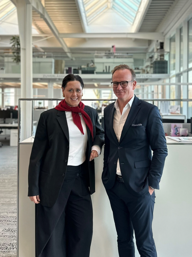Cathleen Burghardt (Tamaris) und Jens Beining (Wortmann Schuh-Holding KG) präsentieren die über 100-Millionen-Euro-Zukunftsoffensive der Marke zur Stärkung des Handels. (Bild: Tamaris)