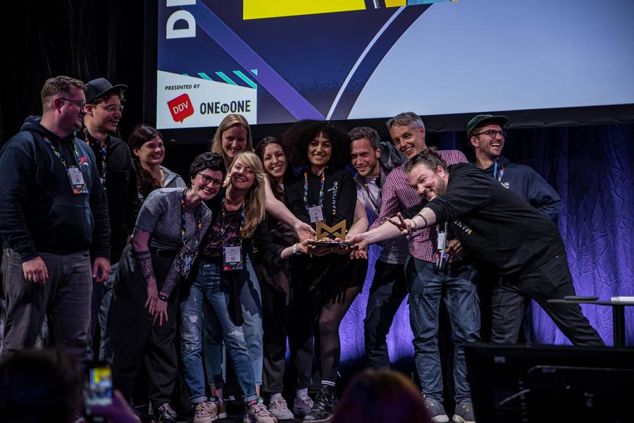 Impression von der Preisverleihung 2022 mit dem Gewinnerteam von TKKG.