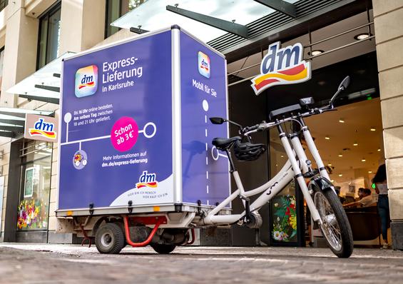 In Karlsruhe können Kundinnen und Kunden per Express-Lieferung bestellen, geliefert wird testweise mit dem Lastenrad. (Bild: dm drogeriemarkt)