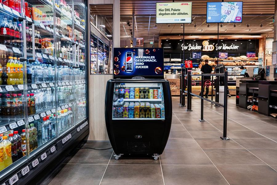 Cool beleuchtet: Retail-Media-Display von Emsu im Supermarkt