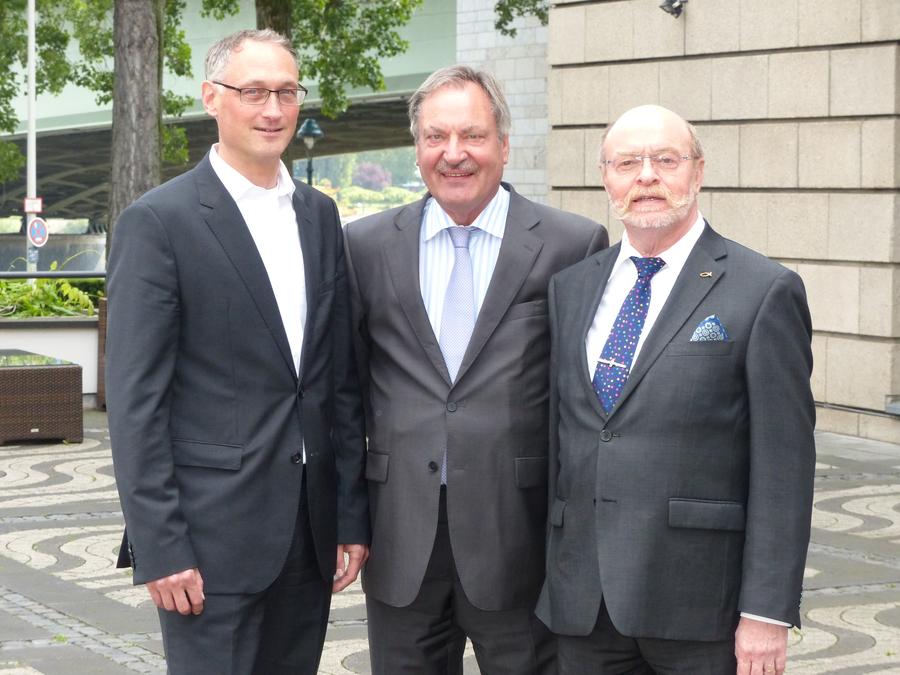 Der neue Vorstand des Bundesverbands Deutscher Postdienstleister (v.l.): Klaus Ehrnsperger (Stellvertretender Vorsitzender), Dr. Göttrik Wewer (Vorsitzender), Eugen Pink (Geschäftsführer)