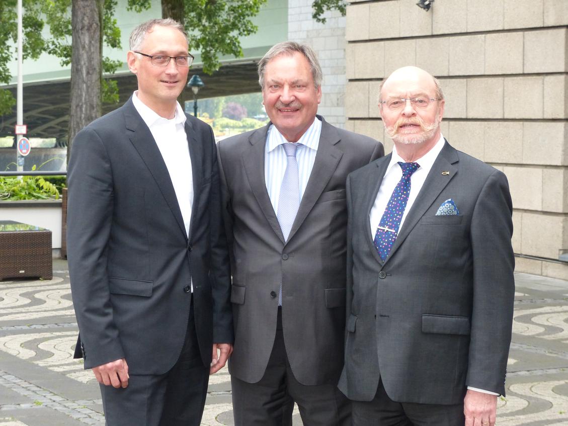 Der neue Vorstand des Bundesverbands Deutscher Postdienstleister (v.l.): Klaus Ehrnsperger (Stellvertretender Vorsitzender), Dr. Göttrik Wewer (Vorsitzender), Eugen Pink (Geschäftsführer) (Bild: Bundesverband Deutscher Postdienstleister)