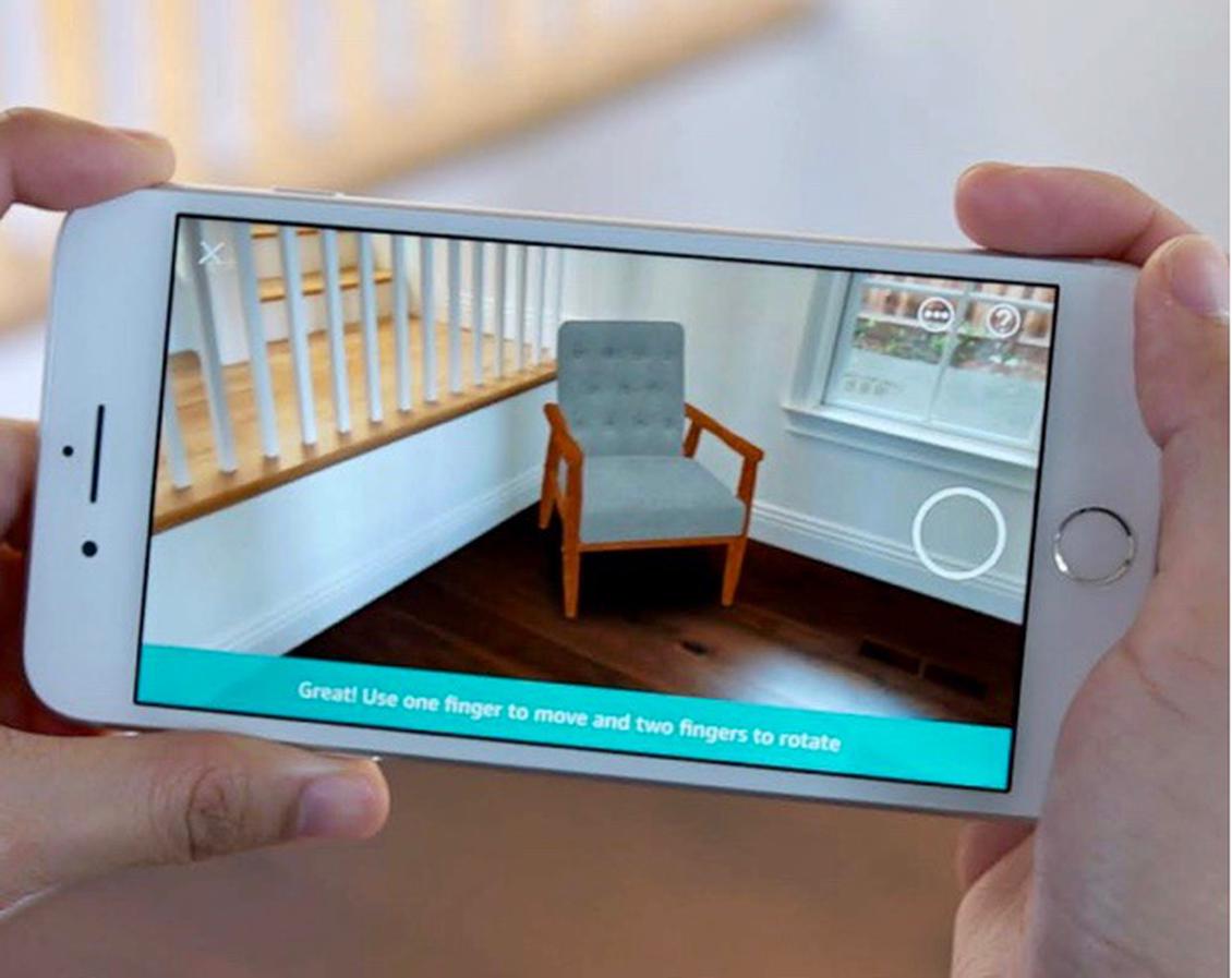 Mit Amazons AR View können Interessenten vor dem Kauf testen, wie ein Möbelstück oder Accessoire in den eigenen vier Wänden wirken würde. (Bild: Amazon)