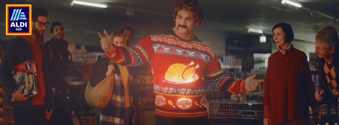 Als Geschenk winkt auch der limitierte Weihnachtspullover von Aldi Sd. (Bild: Aldi Sd)