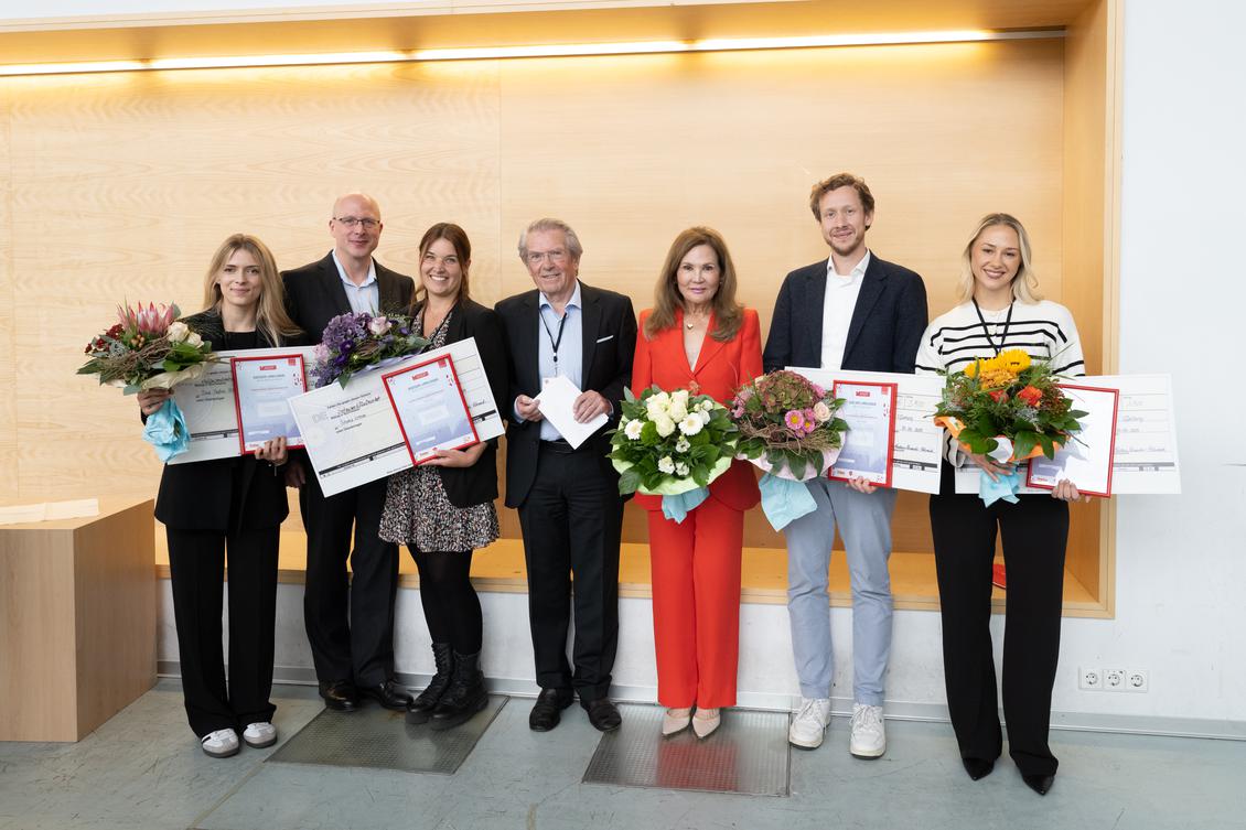Nina Sophie Ossenkemper, Martin Nitsche, Simona Lossau, Bernd Ambiel, Mary Victoria Gerardi-Schmid, Julian Felix Kopka, Selina Marie Wölflingseder (v.l.n.r.) bei der Verleihung des Alfred Gerardi Gedächtnispreises 2025 (Bild: Printus GmbH)