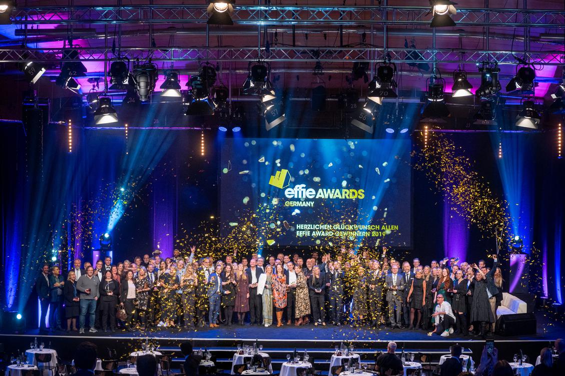 Alle Effie-Gewinner auf der Bühne (Bild: GWA)
