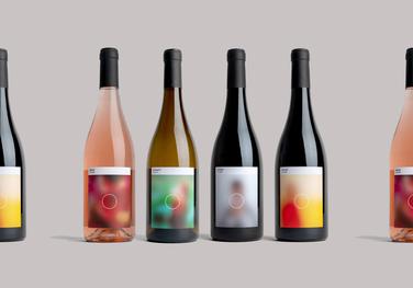 Blurry_wine labels via viamic (Bild: 99designs)