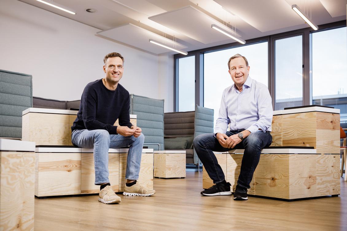 Ralf Kleber (rechts) bergibt den Chefposten an Rocco Bruniger (Bild: Amazon Deutschland/Thorsten Jochim)