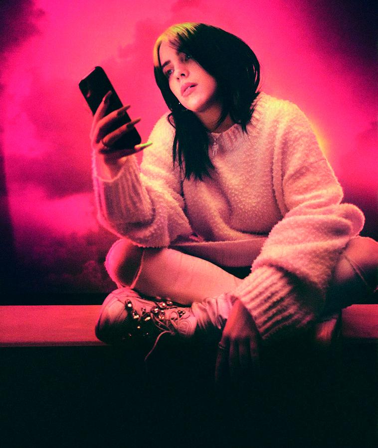 Sängerin Billie Eilish und junge AktivistInnen stehen im Telekom- Spot für eine Jugend, die mithilfe von Social Media für eine nachhaltige Zukunft kämpft. (Bild: Telekom)