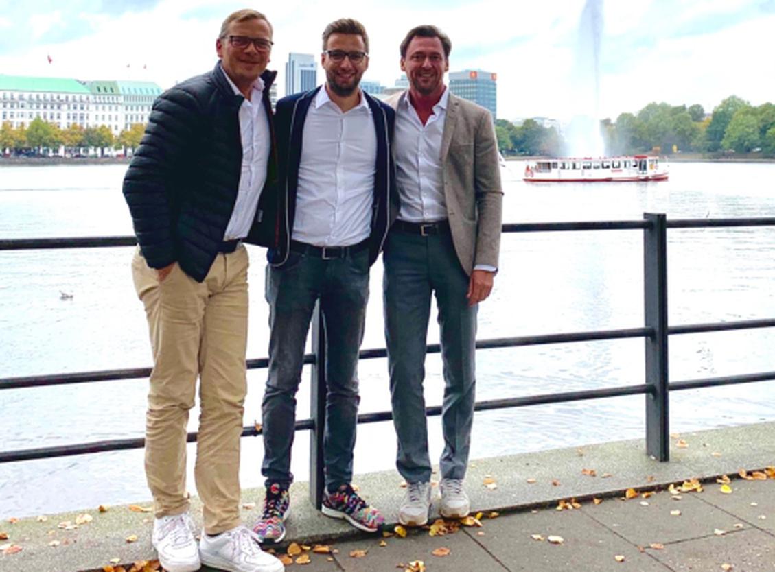 Tim Voigt (Mitte) mit Achtung! CEO Mirko Kaminski (l.) und Achtung! CFO Thorsten Beckmann unmittelbar nach dem Notartermin zur Grndung in Hamburg. (Bild: Achtung!)