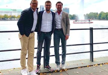 Tim Voigt (Mitte) mit Achtung! CEO Mirko Kaminski (l.) und Achtung! CFO Thorsten Beckmann unmittelbar nach dem Notartermin zur Grndung in Hamburg.
