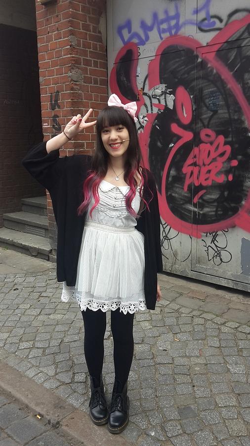 Modedesignerin und Youtuberin Melissa Lee vor dem Hamburger Gruenspan (Bild: Screenshot Copycat Channel)