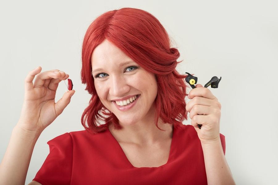 Miss IFA mit Hörgerät ReSound LiNX2 von GN ReSound und Headset Jabra SPORT PULSE (Bild: Bild: Messe Berlin)