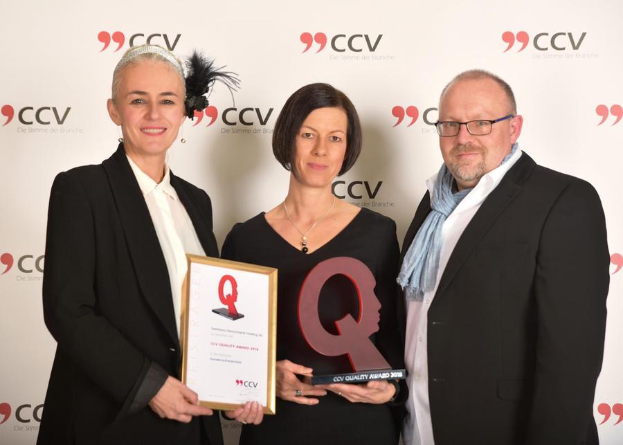 Das Preisträgerteam 2018 von Telefonica: v.l.n.r.: Karin von Matuschka (Quality Assurance Strategy Specialist), Claudia Haß (Head of People, Transformation and Transition), Gerhard Klose (Interim Manager Quality Management). (Bild: CCV/JAMMIN)