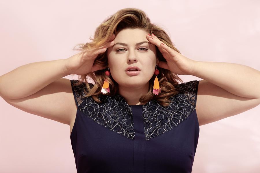Die junge Sängerin Alina, bekannt als die deutsche Adele, ist das neue Gesicht des Plus-Size-Spezialisten Sheego.